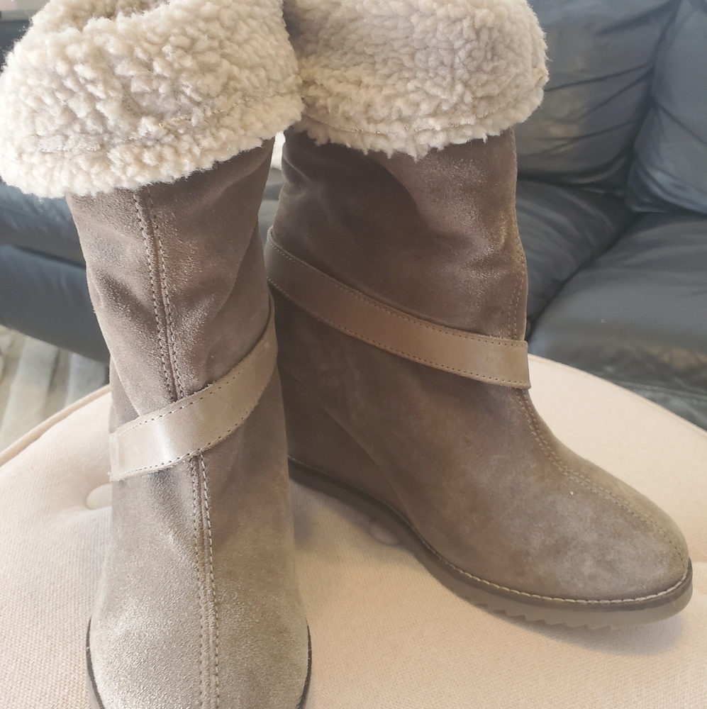 Skechers suede boots with fur lining. Size 8.5, like new!